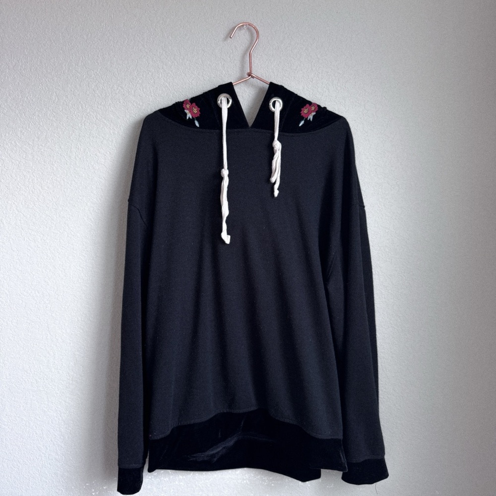 Umgee Black Embroidered Floral Velvet Hooded Top Womens Medium